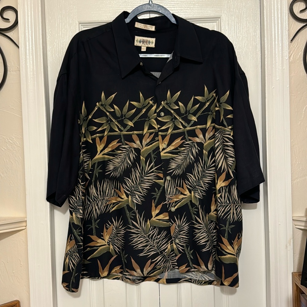Men’s XL casual short sleeve dress shirt.